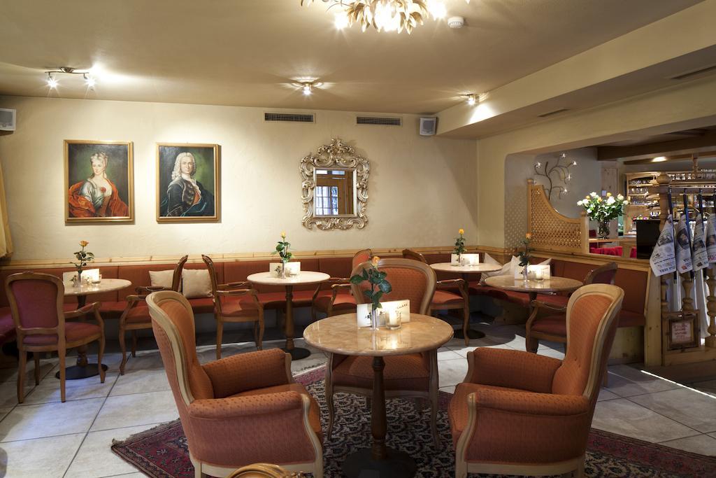 Hotel Table Corvara In Badia Exterior photo